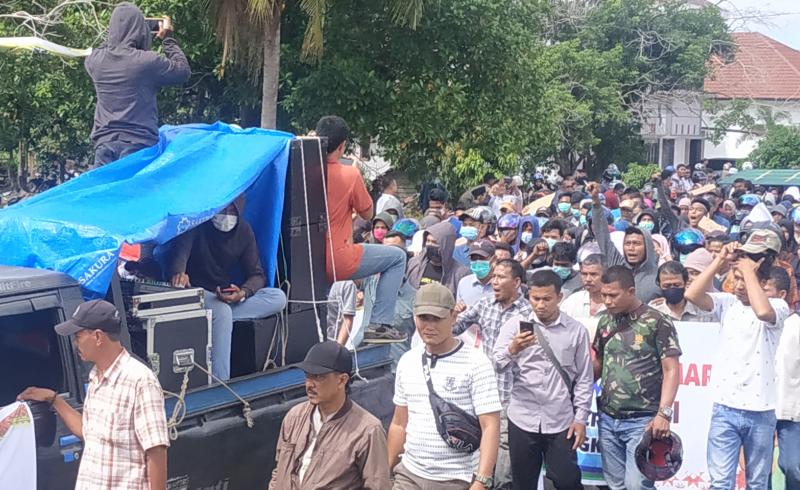 DPRD Bengkalis Dikepung, Massa ; Jangan Seret Wakil Bupati Kami ke Politik