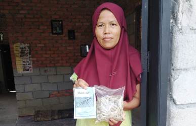 Pendamping PKH Salo Ganti Bantuan Ikan Teri Busuk dengan Baru