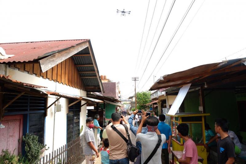 Warga Panger Awalnya Kaget, Ternyata Drone Polda Riau Sedang Tugas Semprotkan Disinfektan