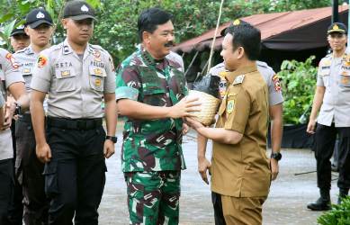 Hari Gerakan Sejuta Pohon Sedunia Panglima TNI Tanam Pohon