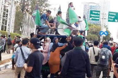 HMI Gagal Demo Anggota DPR Setelah Dirintangi Kawat Berduri