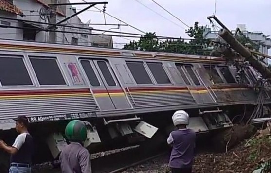Kereta Api Jakarta-Bogor Terguling di Perlintasan Kebon Pedes