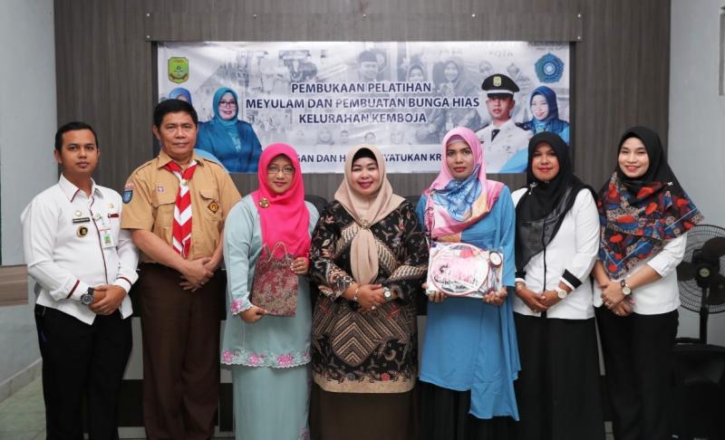 Juwariyah Syahrul Buka Pelatihan Menyulam dan Pembuatan Bunga Hias