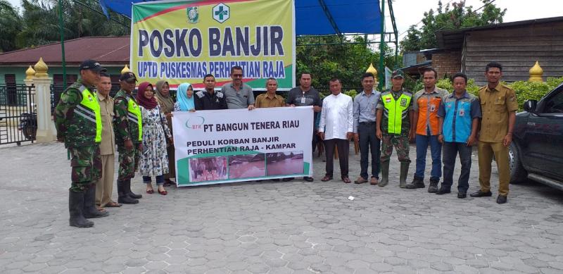 Warga Desa Kampung Pinang Terima Bantuan Sembako dari PT BTR