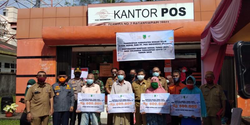 Kadis Sosial Rohil Bagikan Bantuan Sosial Tunai Sebanyak 16.657 KK