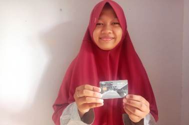 ATM Yatim Prestasi Diserahkan Pada Pelajar Kurang Mampu