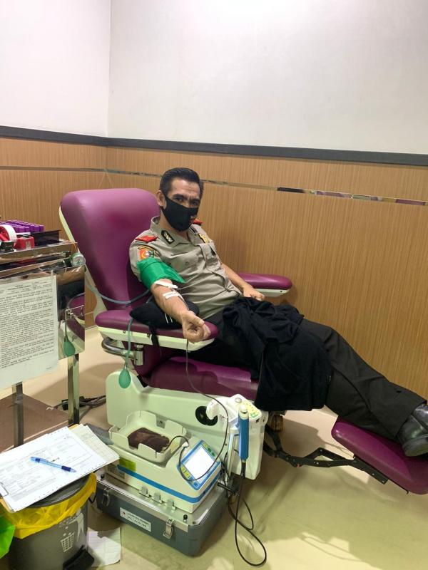 Sespimen Polda Riau Melaksanakan Bantuan Sosial Dan Donor Darah