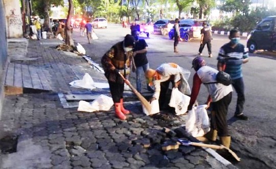 Wako Risma Turun Tangan Bersihkan Jalan di Surabaya