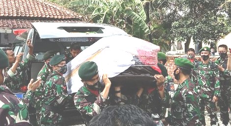 Isak Tangih Menyambut Jenazah TNI Korban Penembakan KKB Papua