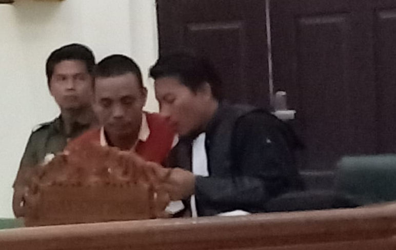 Serem..Tebas Leher Korban Pakai Kampak Dirohil, Terdakwa Keliatan Santai Dipengadilan