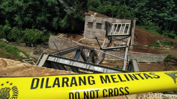 Jembatan di Cianjur Ambruk, Katanya Diduga Adanya Human Error