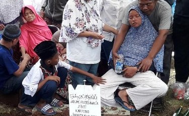 Saat Masuk Liang Lahat Sang Ibu Bocah Dibunuh Ini Terkulai Lemas