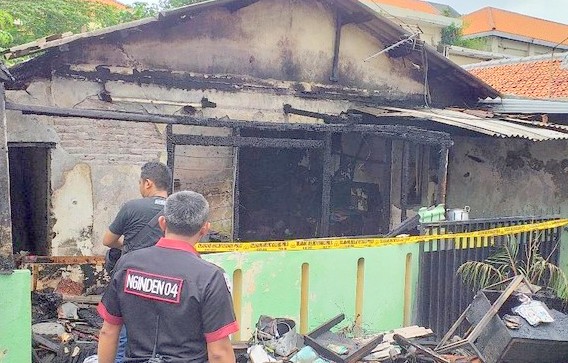 Satu Rumah Semi Permanen di Surabaya Dilalap Api