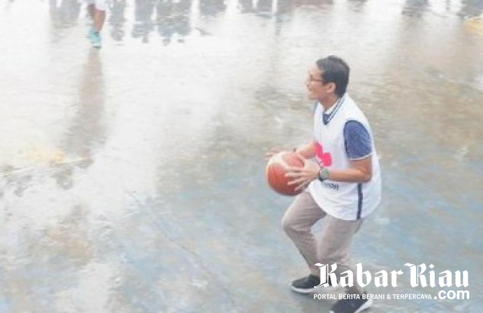 Walau Hujan Sandi tetap Layani Tim Basket di Desa Merden