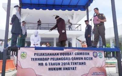 Bercumbu Dalam Mobil Kekasih di Eksekusi Cambuk