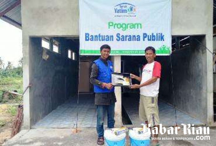 Rumah Yatim Riau Salurkan Bantuan Pembangunan MCK Musholla At-Tiin
