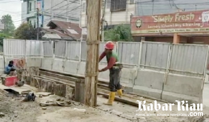 Warga Pekanbaru Takut Bangunan Retak Akibat Getaran Penanaman Pancang Proyek IPAL