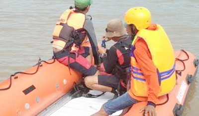 Tongkang Terbalik Ditengah Waduk Cirata, SAR Bandung; 1 Tewas 4 Hilang