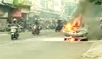 Terdengar Ledakan Kecil dalam Mobil Terbakar Ditengah Jalan RA Kosasih Ciaul, Kota Sukabumi