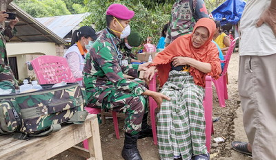 Satgas Tim Aju Puskes TNI di Mamuju Lakukan Pengobatan Masuk Kampung