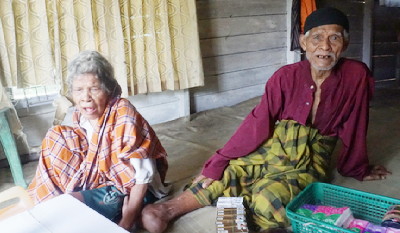 Berderai Air Mata Pasangan Lansia Ini Dapat Bantuan, Kakek: Terima Kasih Donatur Rumah Yatim
