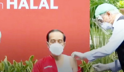 Dokter Suntikan Vaksin ke Dua Pada Jokowi Terlihat Gemetaran, Usai Itu Ini Katanya