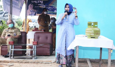Kartu Pelanggan Gas LPG 3 Kg Subsidi untuk RTS Diserahkan Rahma