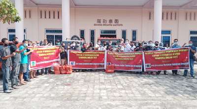 Bersama Wartawan Bengkalis Warga Tionghoa Bagikan Ratusan Sembako