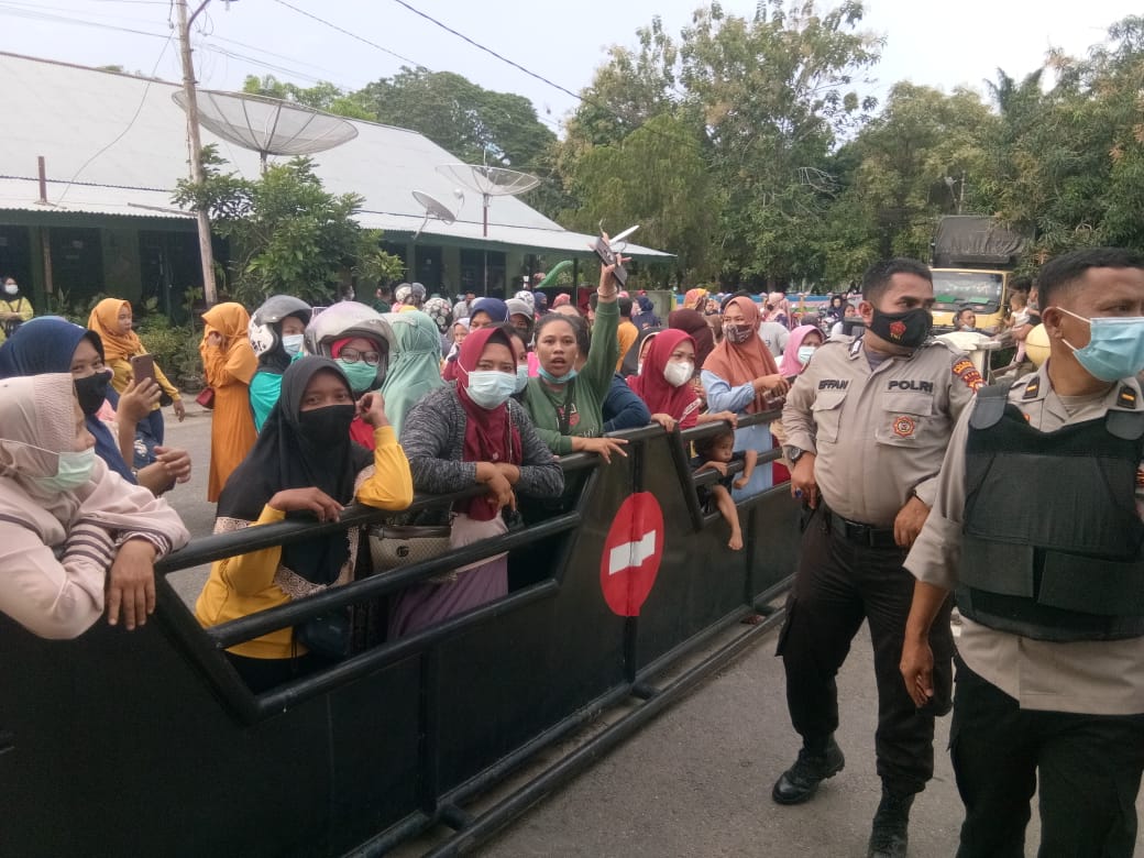 Ratusan Enak -Emak Korban Investasi Bodong Satroni Polres Inhu 