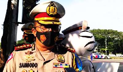 Diposting di Twitter TMCPoldaMetro Pelaku Tabrak Lari Mobil Mercy Hitungan Jam Ditangkap