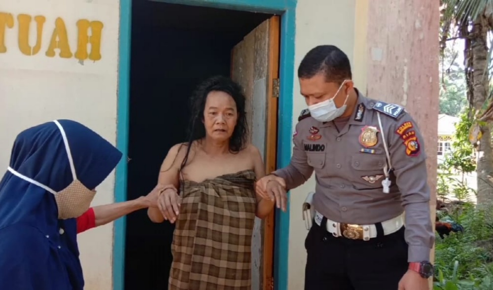 Aksi Polantas Menolong Penderita Skizofrenia Menuai Pujian