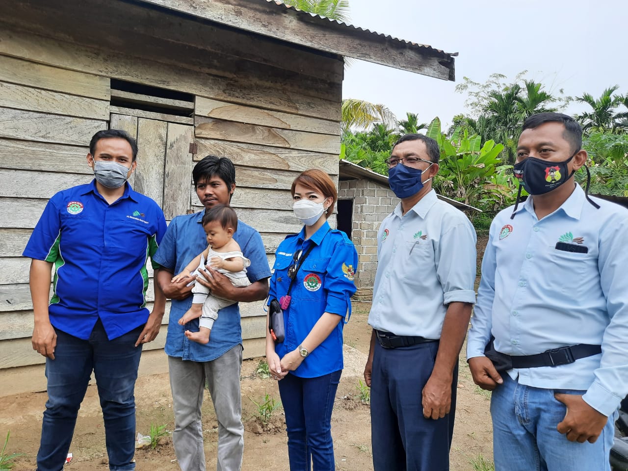 Nyai Maria Hendry Bantu Biaya Operasi Anak Tanpa Anus di Inhu 