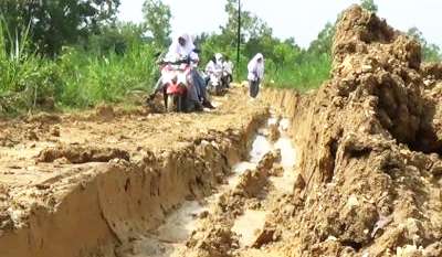 Duh, Kubangan Sawah Menjadi Penghalang Siswa Kesekolah di Sampang