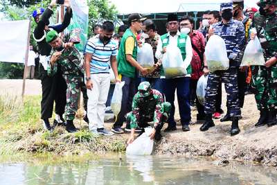 Pangdam I Bukit Barisan Bantu Tebar 25. 000 Ekor Benih Ikan di Dumai