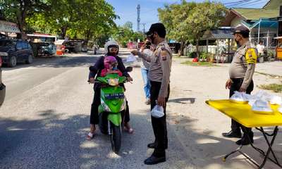 Jumat Barokah, Personel Polsek Sukajadi Bagi-bagi Sarapan Pagi