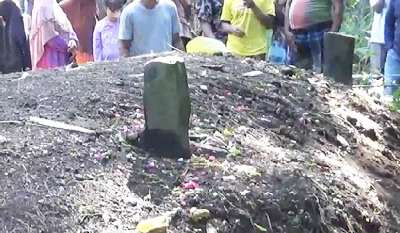 Heboh, Kuburan Meninggi di Pariaman Dilempari Uang Sangu Oleh Pengunjung