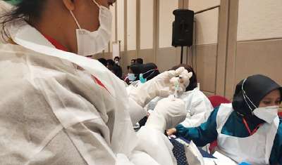 Warga Pekanbaru Diperbolehkan Vaksin Saat Puasa, Ini Penjelasan MUI