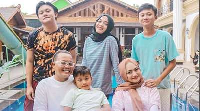 Sule Pemaaf Memanfaatkan Momen Kepulangan Istri Nathalie