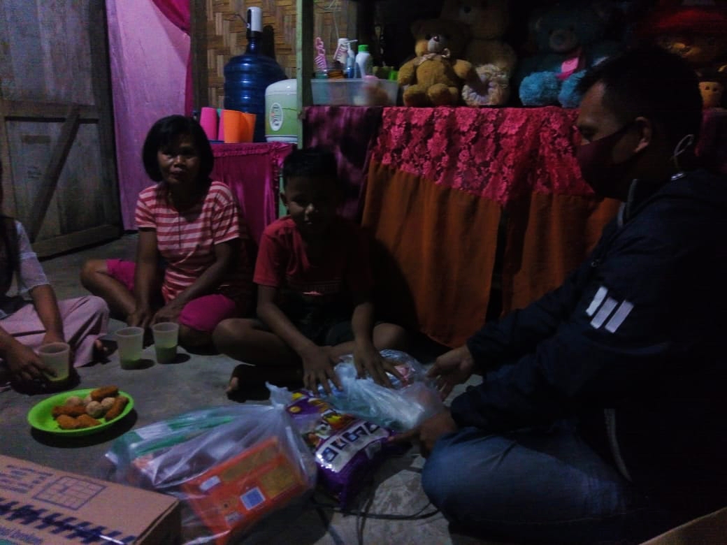 Kasubbag Humas Polres Rohil Bersama Awak Media Beri Bantuan Sembako Kepada Warga Tidak Mampu