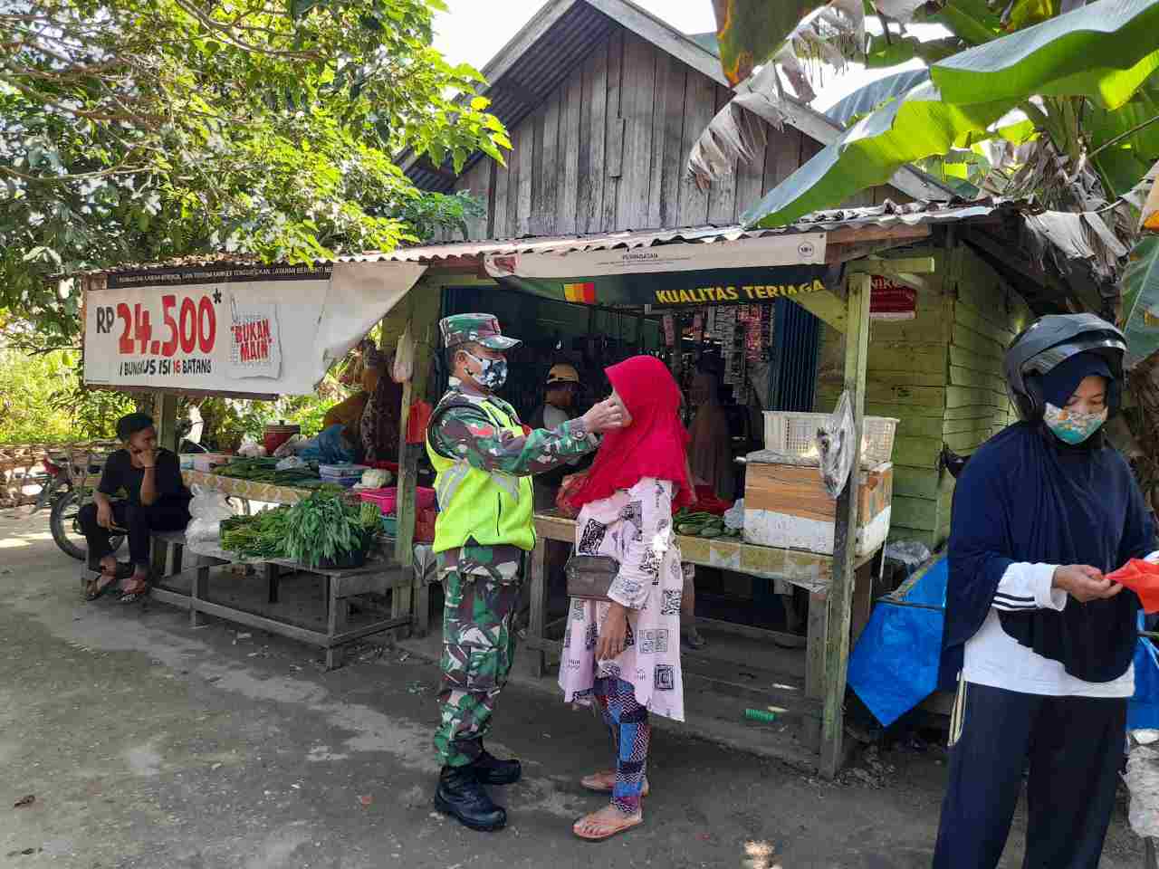 Mantap, Babinsa di Inhu Berbagi Masker Gratis