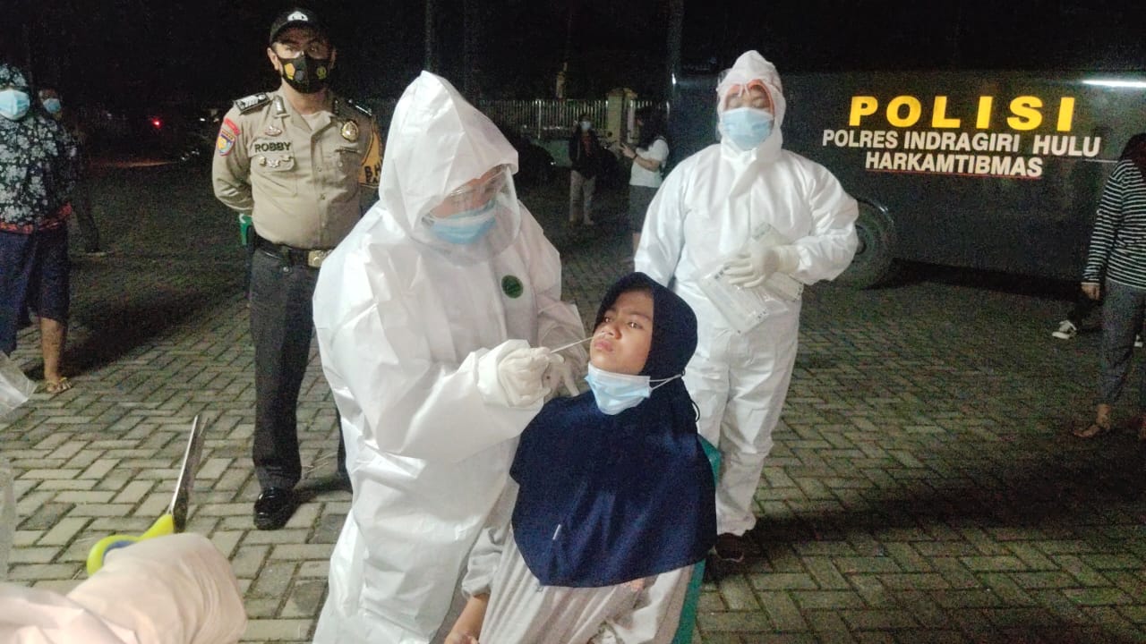 Setelah Tracking, Polres Inhu Tes Swab PCR Puluhan Warga