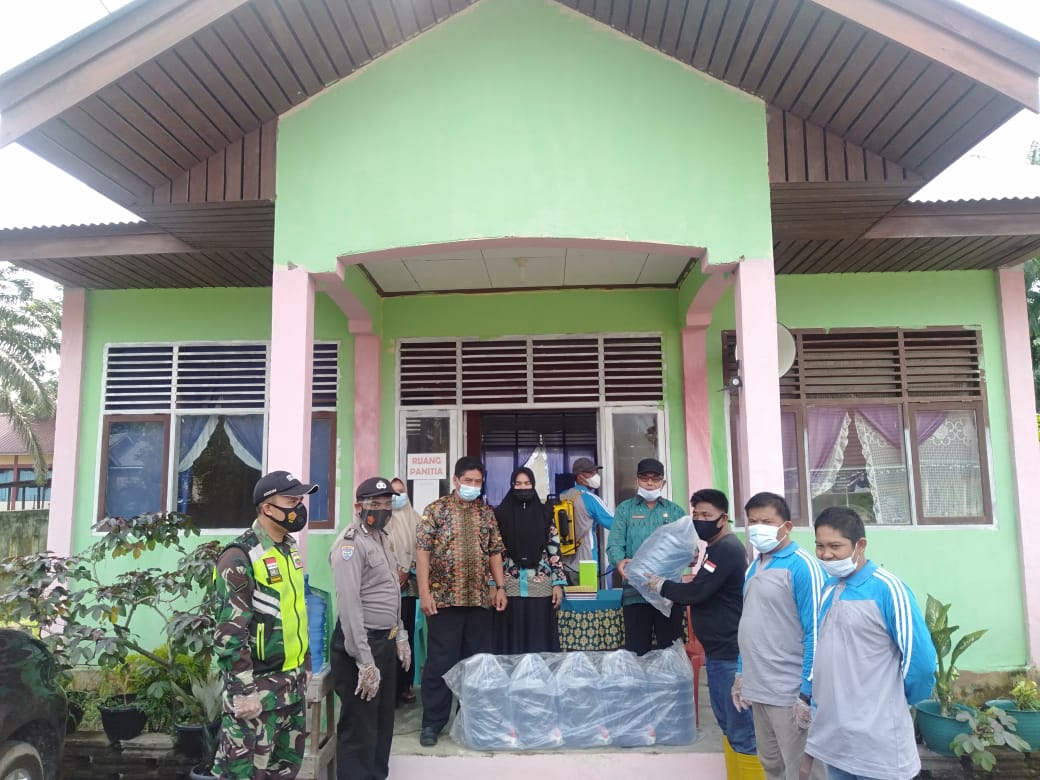 Di Danau Baru, Warga Positif Corona Dibantu Sembako Fasum Disemprot 