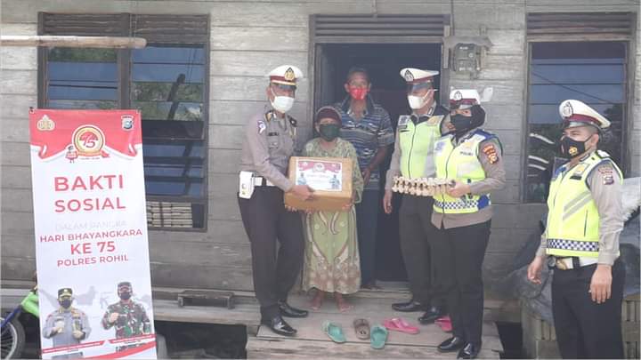Jelang Satu Hari Perayaan HUT Bhayangkara Ke-75! Satlantas Polres Rohil Bagi Sembako Secara Door to Door 