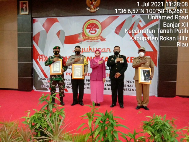 Penghulu Bangko Permata Terima Piagam Dan Piala Perlombaan PPKM Dari Kapolres Rohil