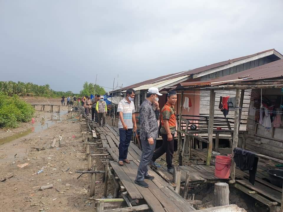 Kunker ke Tembilahan, Anggota DPR RI Syahrul Aidi Maazat Tinjau Abrasi Kuala Selat Kateman