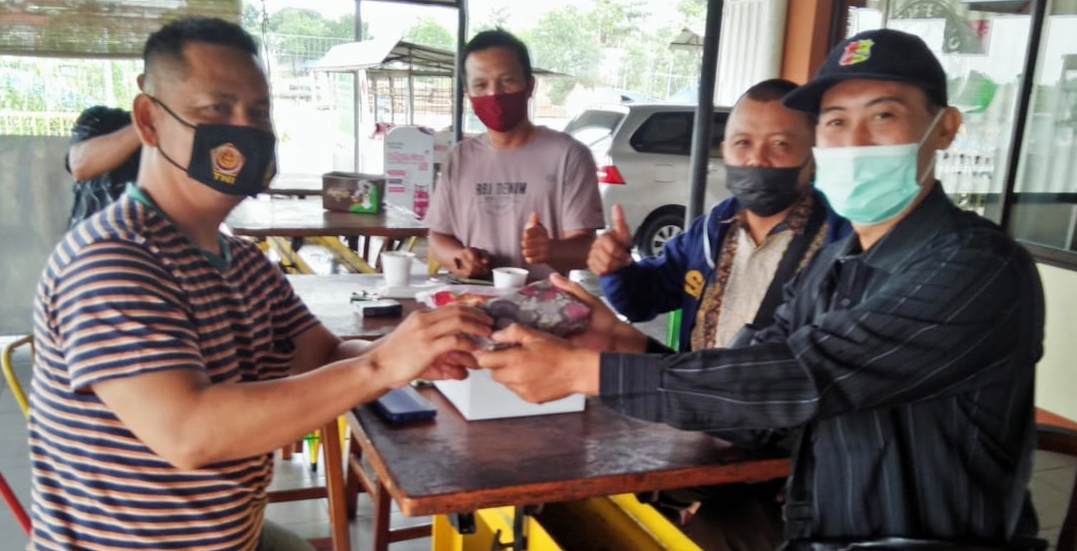 Awak Media Ujung Tanjung Beri Suprise Dihari HUT Kasubbag Humas Polres Rohil