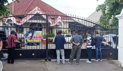 Manunggu Kedatangan Penyidik KPK, Kantor Dinas PUPP Banjarnegara Dijaga Polisi Bersenjata Laras Panjang
