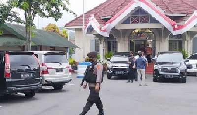 Dua Koper BB Dari Kantor Bupati Banjarnegara Dibawa Tim KPK