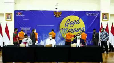 Terima Suap Jual Beli Jabatan Kades, Bupati Probolinggo dan Suaminya Diciduk KPK