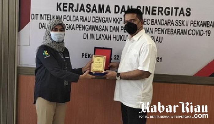 KKP dan AVSEC Bandara SSK II Pekanbaru Serahkan Penghargaan Kemenkes Pada Dit Intelkam Polda Riau